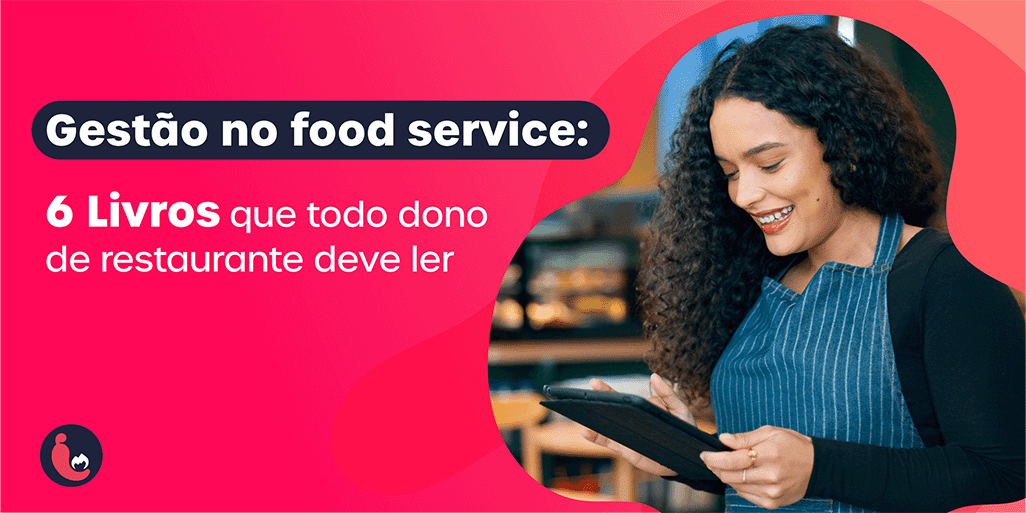 mulher sorrindo lendo um livro sobre gestão de food service